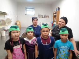 В рамках акции «Наука рядом» для учащихся начальной школы была организована интересная познавательная экскурсия на пищеблок учреждения. Экскурсия приурочена к Международному дню повара, который празднуется 20 октября.Современный повар работает на специально оборудованной кухне.Чего там только нет! Дети познакомились с тем, как устроен пищеблок, с кухонной утварью, электрическими приборами, их назначением и правилами эксплуатации; получили представление о труде поваров и важности этой профессии.
Много интересного и познавательного учащиеся узнали во время экскурсии. В завершении экскурсии дети поблагодарили поваров за заботу, за вкусную и полезную пищу.